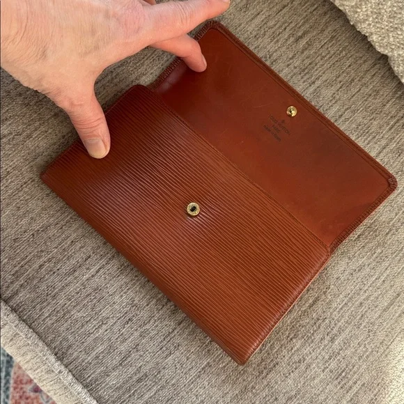 Louis Vuitton brown Epi Sarah wallet nice used condition. - Picture 5 of 12